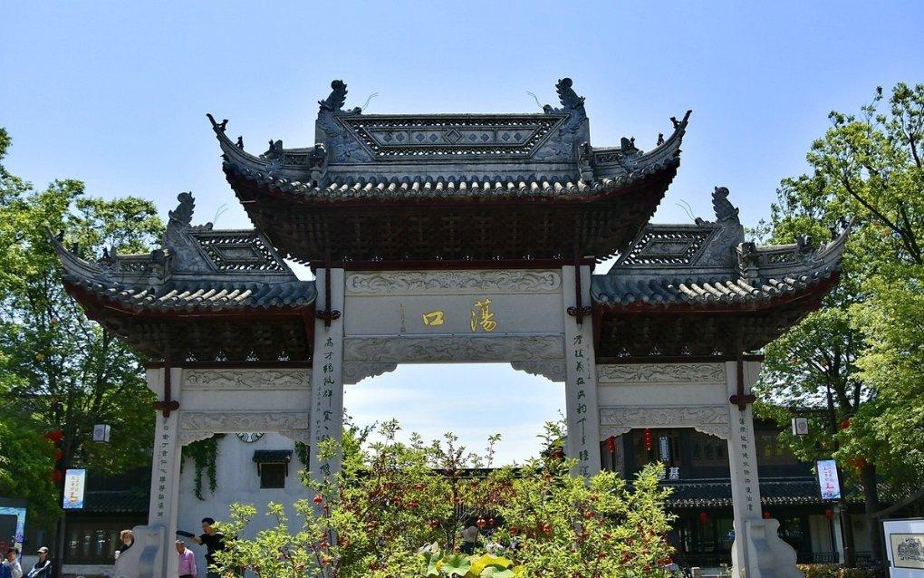 逃离昏暗下的小村